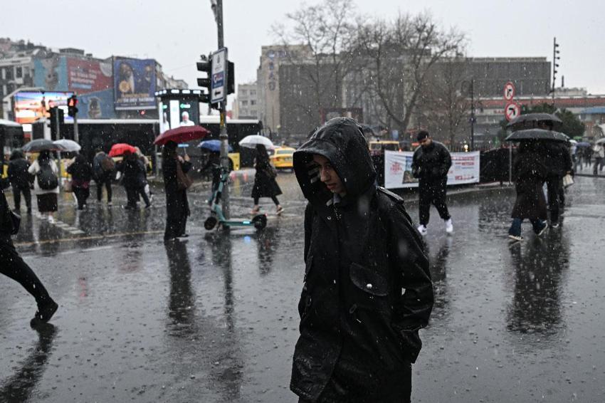 Sıcaklıklar düşüyor sağanak yağış ve fırtına kuvvetli geliyor! Meteoroloji ve İçişleri Bakanlığı sarı ve turuncu alarm verdi