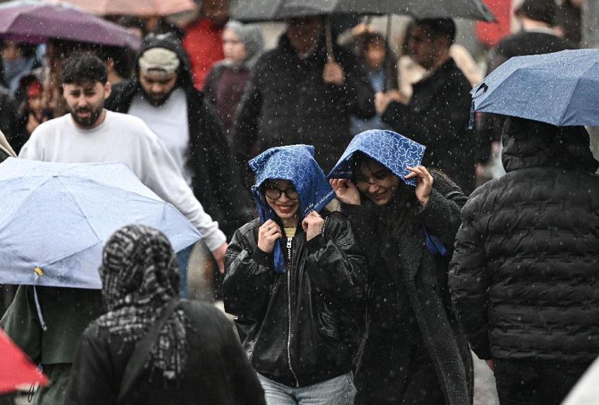 Sıcaklıklar düşüyor sağanak yağış ve fırtına kuvvetli geliyor! Meteoroloji ve İçişleri Bakanlığı sarı ve turuncu alarm verdi