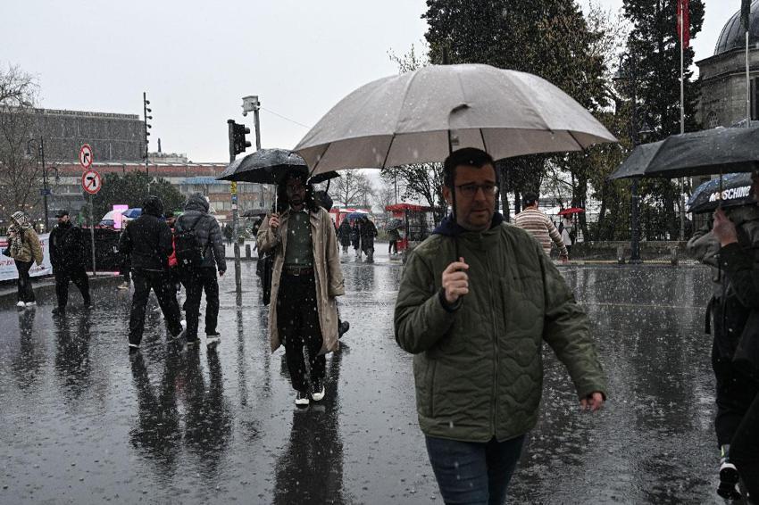 Sıcaklıklar düşüyor sağanak yağış ve fırtına kuvvetli geliyor! Meteoroloji ve İçişleri Bakanlığı sarı ve turuncu alarm verdi