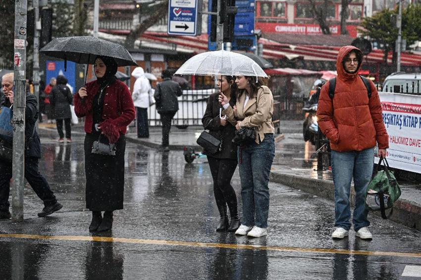 Sıcaklıklar düşüyor sağanak yağış ve fırtına kuvvetli geliyor! Meteoroloji ve İçişleri Bakanlığı sarı ve turuncu alarm verdi