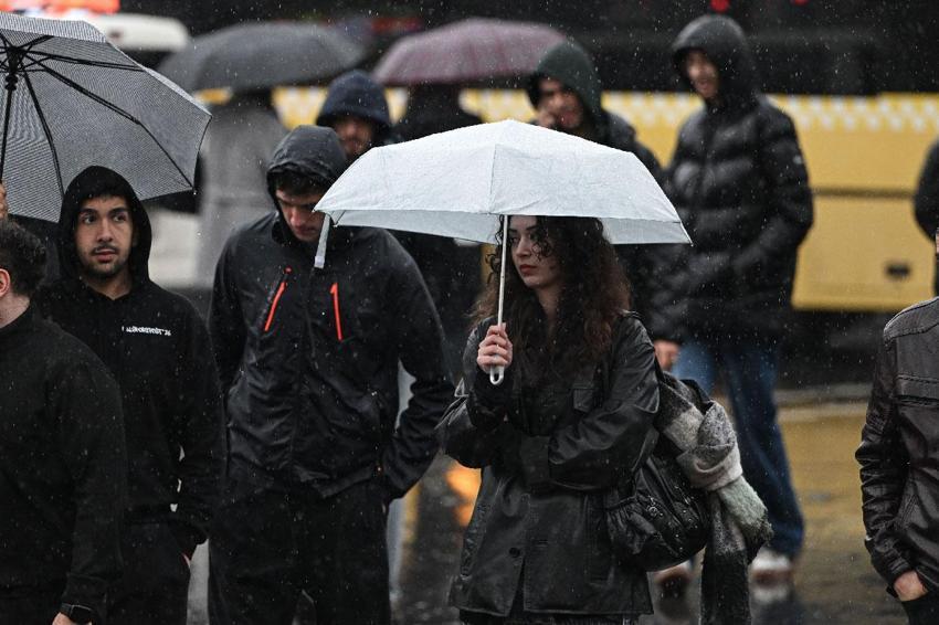 Sıcaklıklar düşüyor sağanak yağış ve fırtına kuvvetli geliyor! Meteoroloji ve İçişleri Bakanlığı sarı ve turuncu alarm verdi