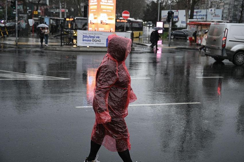 Sıcaklıklar düşüyor sağanak yağış ve fırtına kuvvetli geliyor! Meteoroloji ve İçişleri Bakanlığı sarı ve turuncu alarm verdi