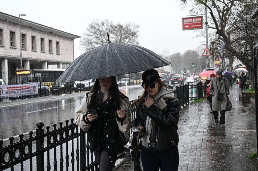 Sıcaklıklar düşüyor sağanak yağış ve fırtına kuvvetli geliyor! Meteoroloji ve İçişleri Bakanlığı sarı ve turuncu alarm verdi