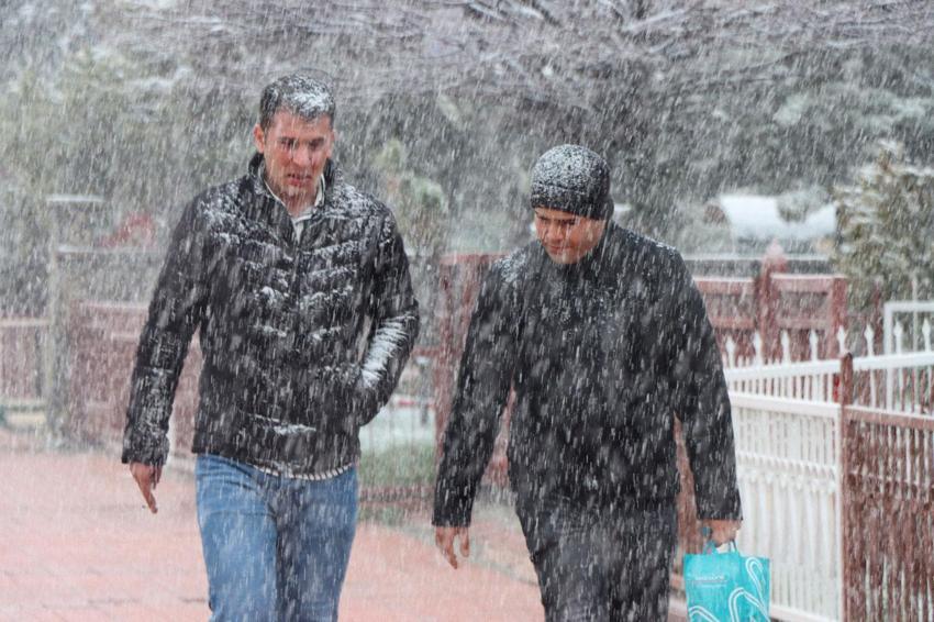 Sıcaklıklar düşüyor sağanak yağış ve fırtına kuvvetli geliyor! Meteoroloji ve İçişleri Bakanlığı sarı ve turuncu alarm verdi