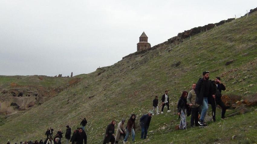 Turizm Haftası’nda tarih ve doğa iç içe: Ani Örenyeri’nde unutulmaz yürüyüş