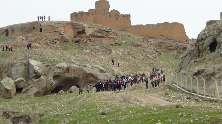 Turizm Haftası’nda tarih ve doğa iç içe: Ani Örenyeri’nde unutulmaz yürüyüş