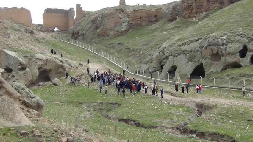 Turizm Haftası’nda tarih ve doğa iç içe: Ani Örenyeri’nde unutulmaz yürüyüş