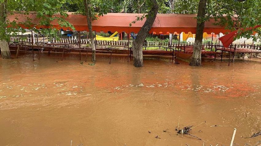 Meteoroloji uyardı Mersin'in yaylalarındaki sel dereleri coşturdu, Akdeniz'i kahverengiye bürüdü