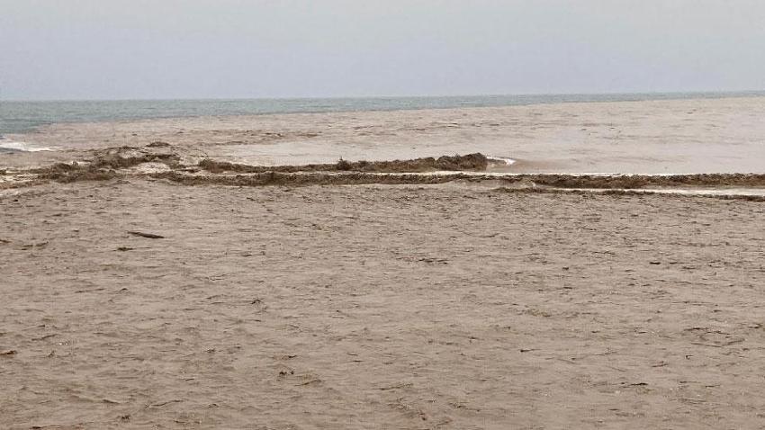 Meteoroloji uyardı Mersin'in yaylalarındaki sel dereleri coşturdu, Akdeniz'i kahverengiye bürüdü
