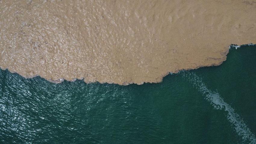 Meteoroloji uyardı Mersin'in yaylalarındaki sel dereleri coşturdu, Akdeniz'i kahverengiye bürüdü