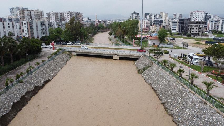 Meteoroloji uyardı Mersin'in yaylalarındaki sel dereleri coşturdu, Akdeniz'i kahverengiye bürüdü