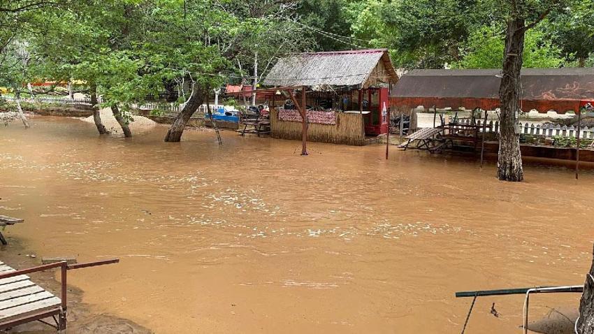 Meteoroloji uyardı Mersin'in yaylalarındaki sel dereleri coşturdu, Akdeniz'i kahverengiye bürüdü