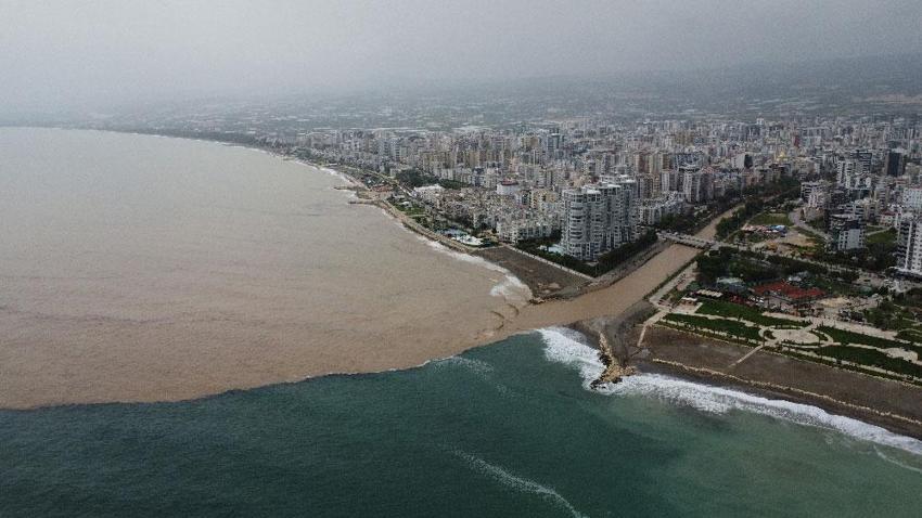Meteoroloji uyardı Mersin'in yaylalarındaki sel dereleri coşturdu, Akdeniz'i kahverengiye bürüdü