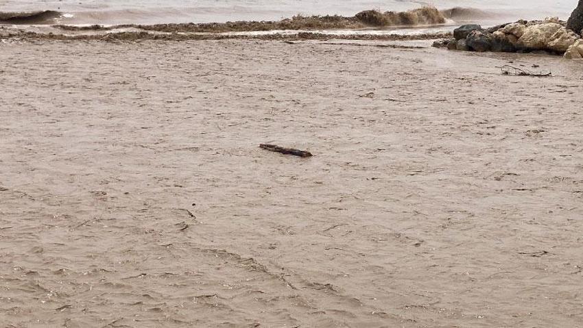 Meteoroloji uyardı Mersin'in yaylalarındaki sel dereleri coşturdu, Akdeniz'i kahverengiye bürüdü
