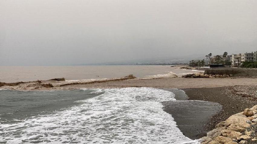 Meteoroloji uyardı Mersin'in yaylalarındaki sel dereleri coşturdu, Akdeniz'i kahverengiye bürüdü