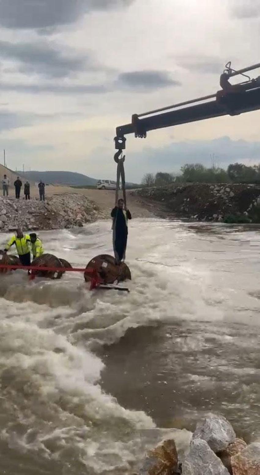Bursa'da korku dol anlar! İşçilerini taşıyan traktör dereden geçerken devrildi: 10 işçi vinç yardımıyla kurtarıldı