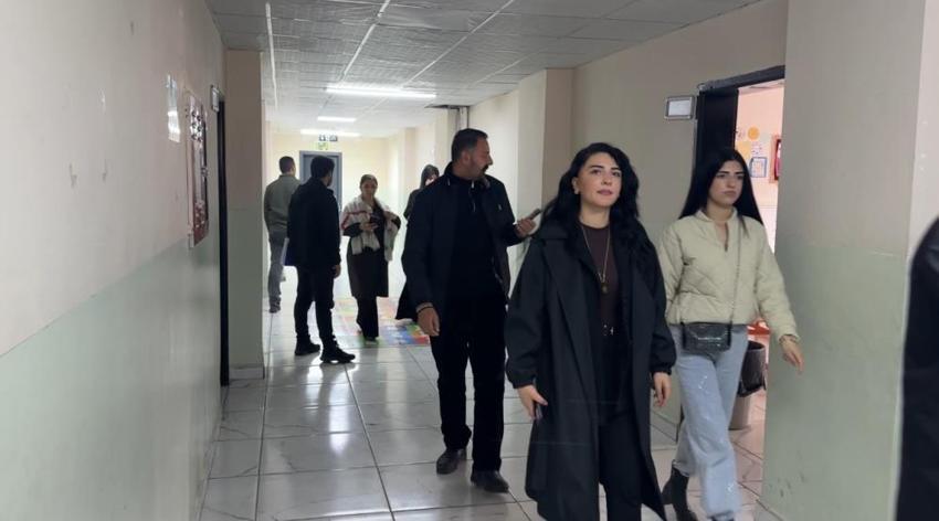 Yüksekovalı çiftçiler sınavda ter döktü! Meralardan sınıflara indiler