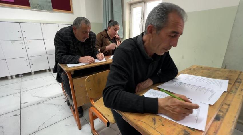Yüksekovalı çiftçiler sınavda ter döktü! Meralardan sınıflara indiler