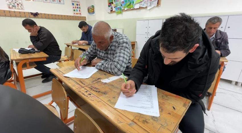 Yüksekovalı çiftçiler sınavda ter döktü! Meralardan sınıflara indiler