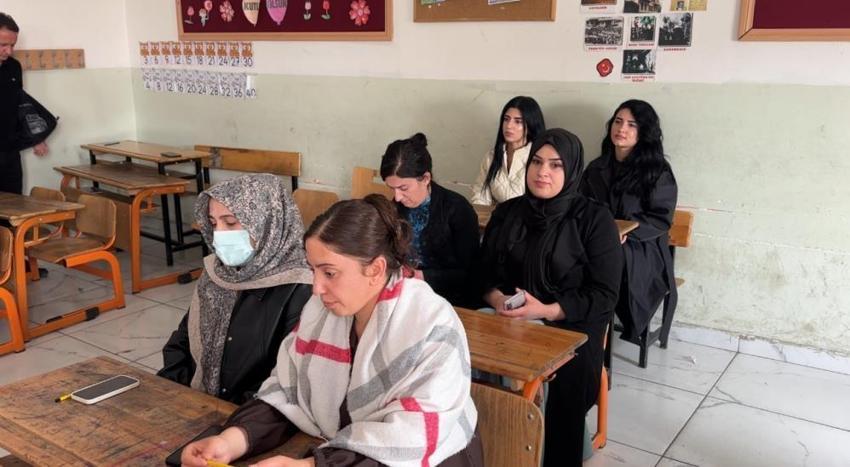Yüksekovalı çiftçiler sınavda ter döktü! Meralardan sınıflara indiler