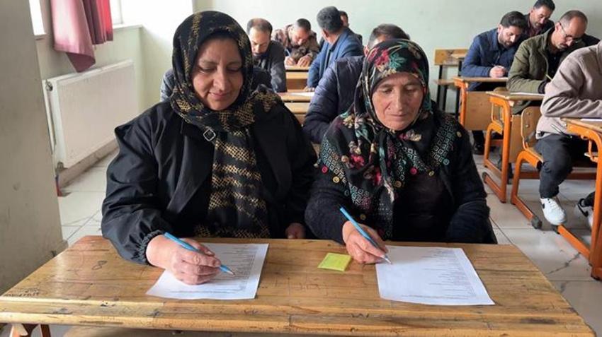 Yüksekovalı çiftçiler sınavda ter döktü! Meralardan sınıflara indiler