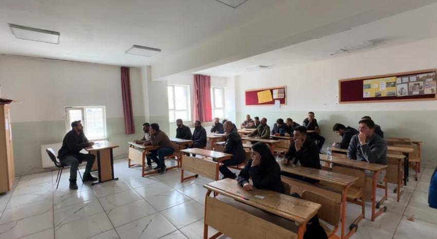 Yüksekovalı çiftçiler sınavda ter döktü! Meralardan sınıflara indiler