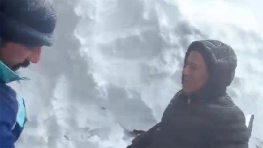 Nisan’da kış esareti: Erzincan’da kar kalınlığı 5 metreyi buldu