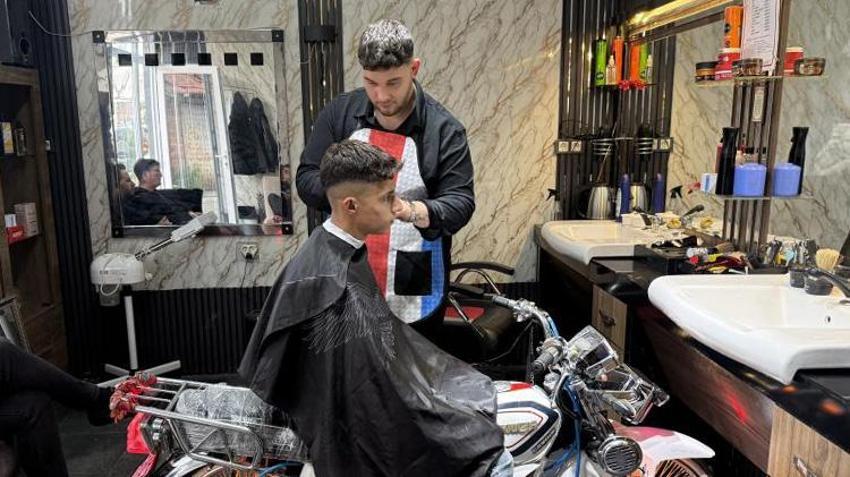 Berberin motosiklet tutkusu ona bunu da yaptırdı! Görenler gözlerine inanamıyor