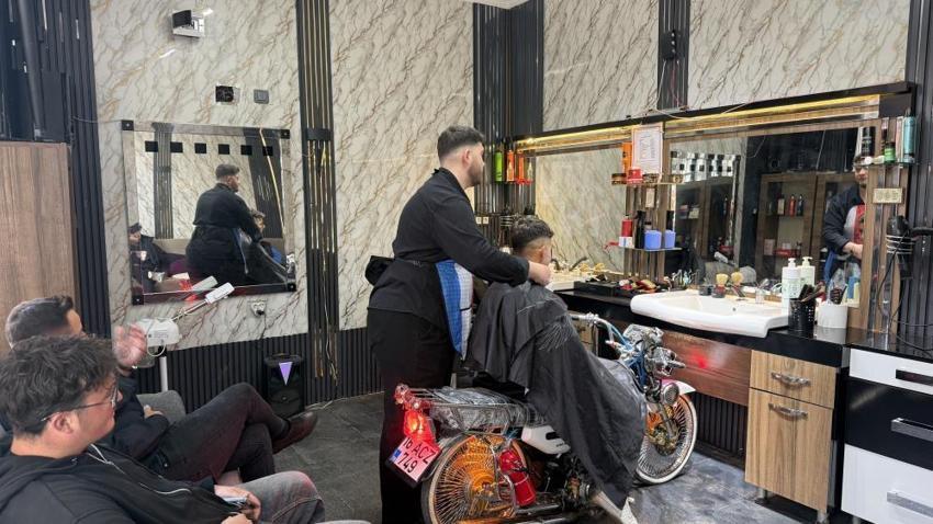 Berberin motosiklet tutkusu ona bunu da yaptırdı! Görenler gözlerine inanamıyor