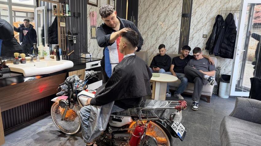Berberin motosiklet tutkusu ona bunu da yaptırdı! Görenler gözlerine inanamıyor