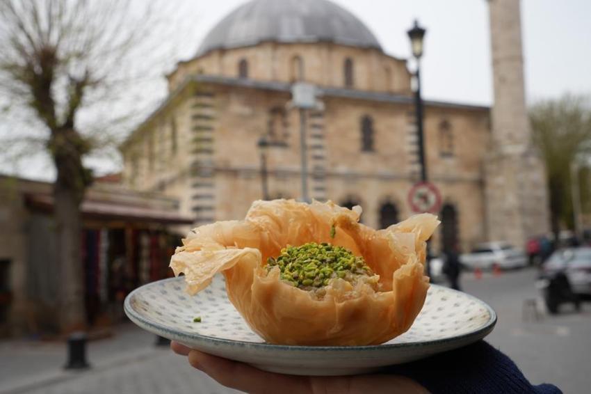 Gaziantep'in ustalarından geri dönüşüm tatlısı! İsrafı önlemek için yaptılar ama menüye girdi
