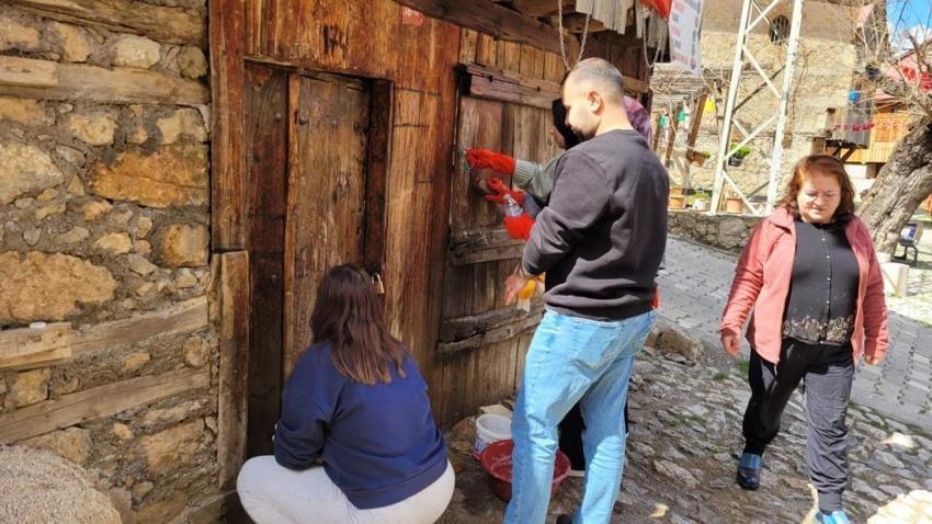 Kemaliye’nin tarihi zırhı akademisyenlere emanet! UNESCO yolundaki 'Saklı Cennet'te büyük seferberlik: Ahşap ve metal dokular tek tek temizleniyor!