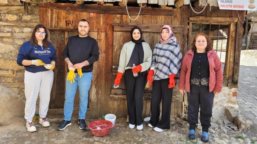 Kemaliye’nin tarihi zırhı akademisyenlere emanet! UNESCO yolundaki 'Saklı Cennet'te büyük seferberlik: Ahşap ve metal dokular tek tek temizleniyor!