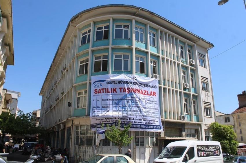 Aydın şehir merkezinde ilginç görüntü: SGK binasını ilan panosu yaptılar!