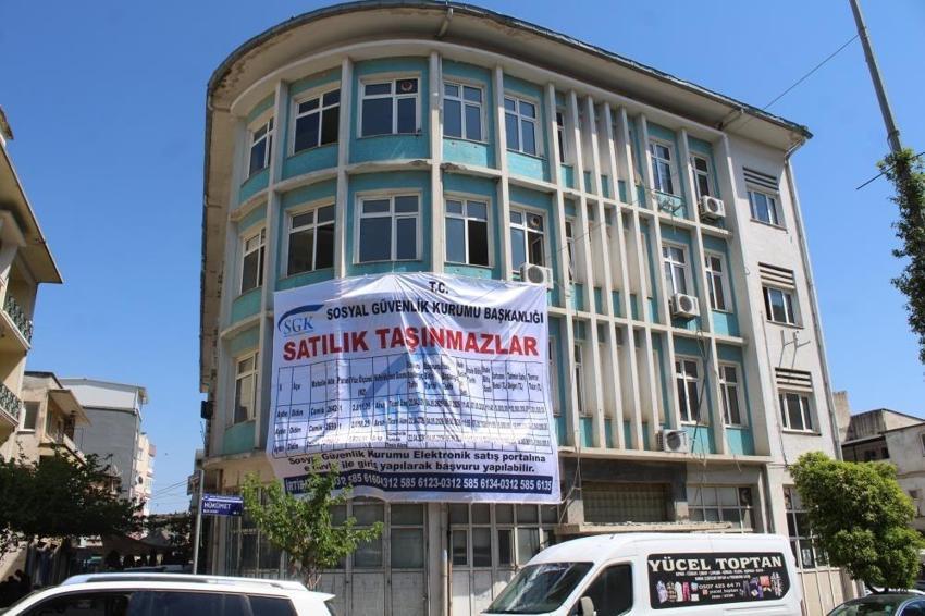 Aydın şehir merkezinde ilginç görüntü: SGK binasını ilan panosu yaptılar!