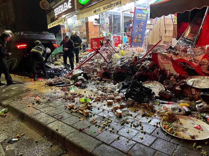 Sivas'ta ortalığı savaş alanına çeviren olay! Kontrolden çıkan otomobil iş yerlerine çarpıp, devrildi