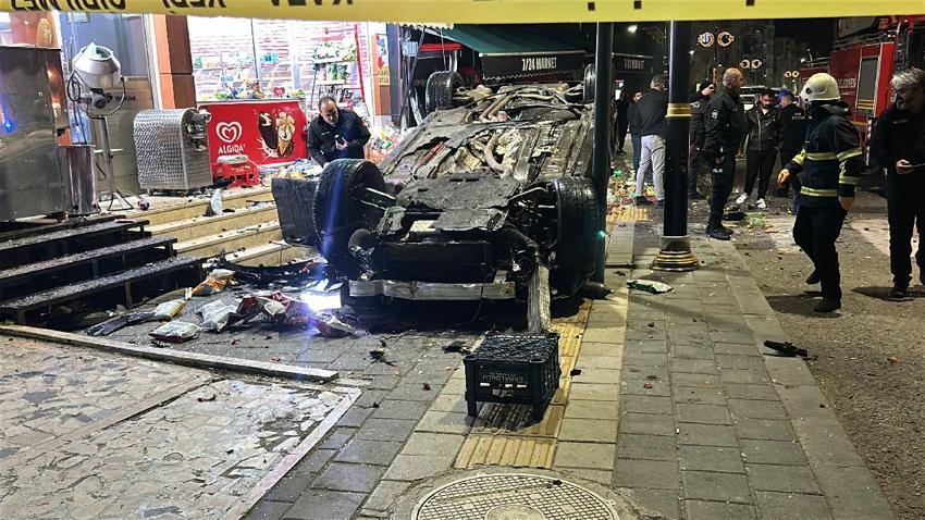 Sivas'ta ortalığı savaş alanına çeviren olay! Kontrolden çıkan otomobil iş yerlerine çarpıp, devrildi