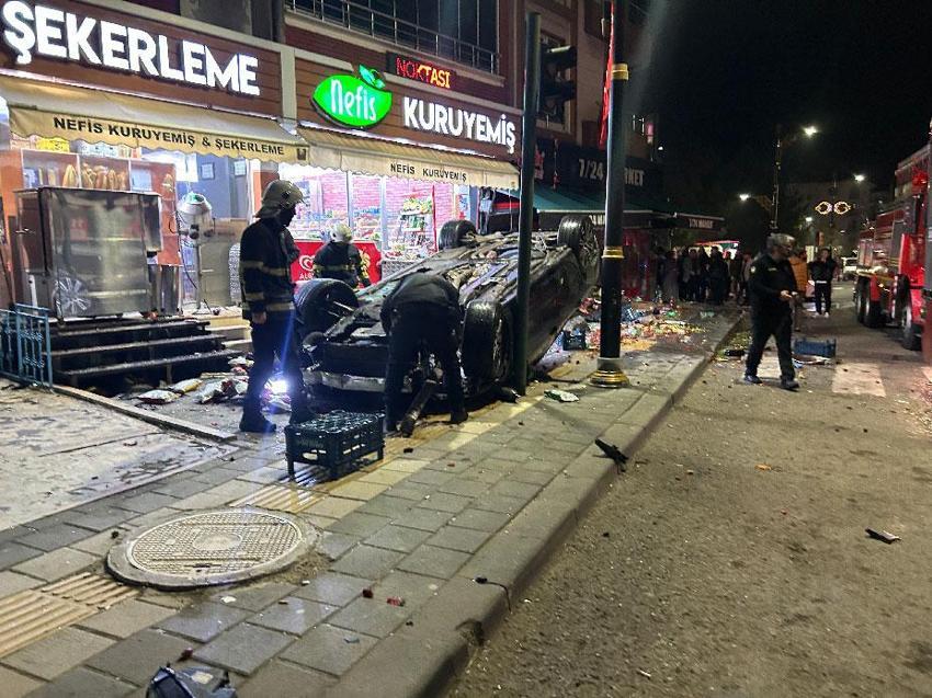 Sivas'ta ortalığı savaş alanına çeviren olay! Kontrolden çıkan otomobil iş yerlerine çarpıp, devrildi