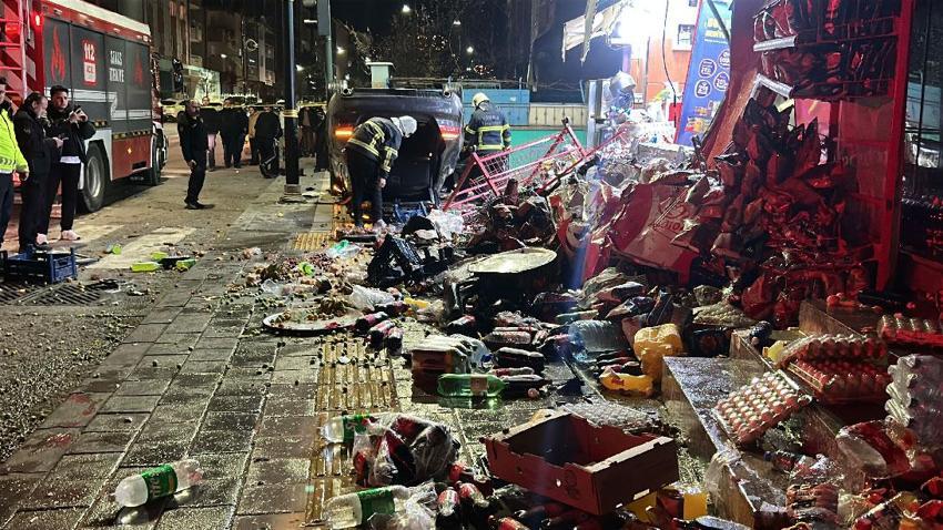 Sivas'ta ortalığı savaş alanına çeviren olay! Kontrolden çıkan otomobil iş yerlerine çarpıp, devrildi