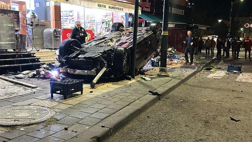 Sivas'ta ortalığı savaş alanına çeviren olay! Kontrolden çıkan otomobil iş yerlerine çarpıp, devrildi