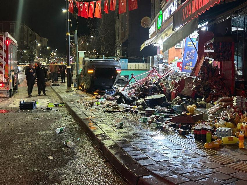 Sivas'ta ortalığı savaş alanına çeviren olay! Kontrolden çıkan otomobil iş yerlerine çarpıp, devrildi