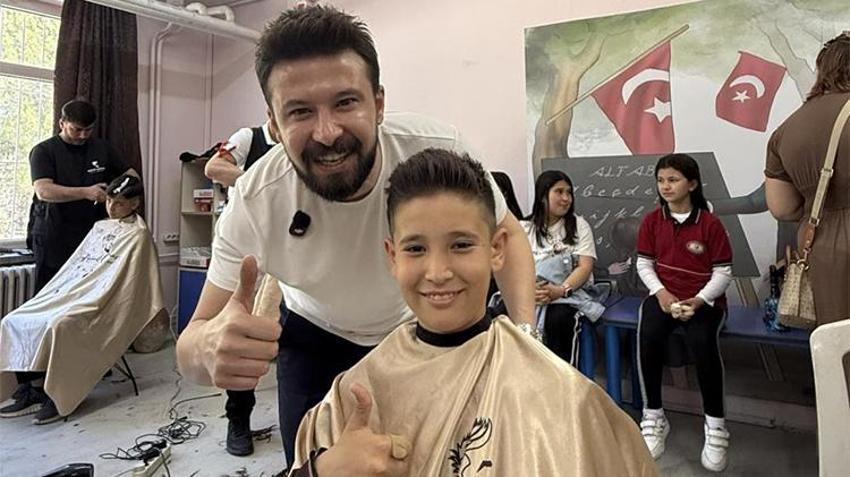 Öğrencilerin yüzü gülsün diye iş yerinin kapısına kilit vurdu! Okul bahçesine koştu