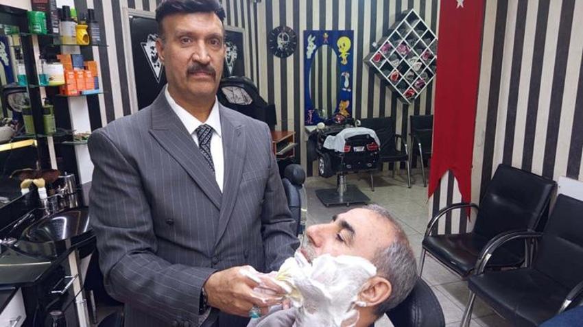 Önce şaşırıyorlar, sonra müdavimi oluyorlar: 47 yıllık berberin ezber bozan tarzı