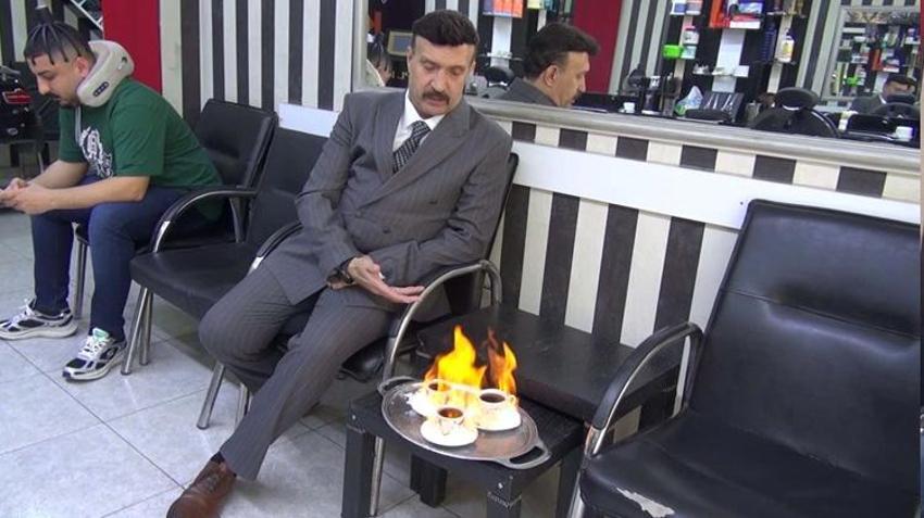 Önce şaşırıyorlar, sonra müdavimi oluyorlar: 47 yıllık berberin ezber bozan tarzı