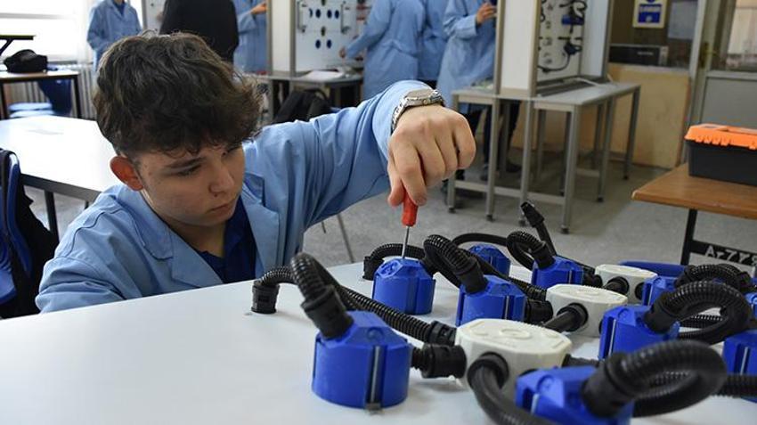 Meslek Liseli gençlerden %40 tasarruflu 'Akıllı tesisat' setleri hem ürettiler hem öğrendiler! Artık diğer okullar için de üretecekler!