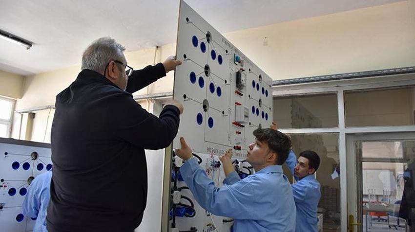 Meslek Liseli gençlerden %40 tasarruflu 'Akıllı tesisat' setleri hem ürettiler hem öğrendiler! Artık diğer okullar için de üretecekler!