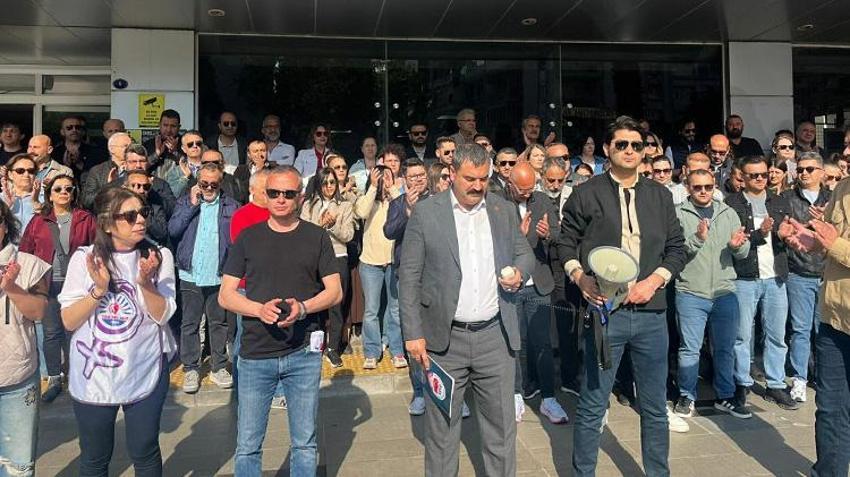 Karşıyaka Belediyesi'nde çalışan memurlar iş bırakma eylemi yaptı