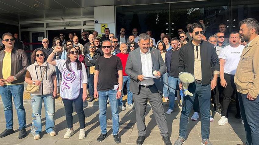 Karşıyaka Belediyesi'nde çalışan memurlar iş bırakma eylemi yaptı