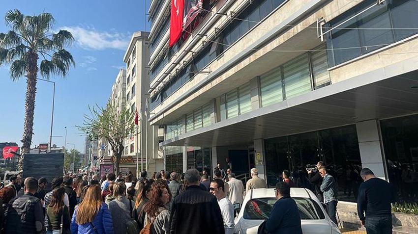 Karşıyaka Belediyesi'nde çalışan memurlar iş bırakma eylemi yaptı