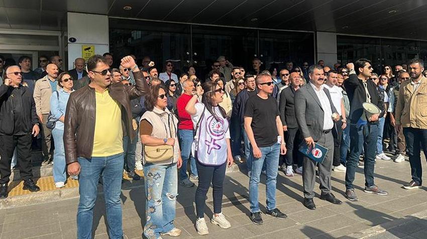 Karşıyaka Belediyesi'nde çalışan memurlar iş bırakma eylemi yaptı